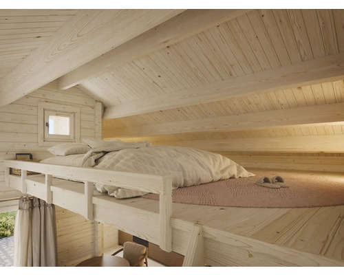 Intérieur de maison en bois avec lit sur plateforme surélevée