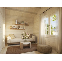 Vue intérieure d'une maison en bois claire avec canapé, table, étagères et fenêtre