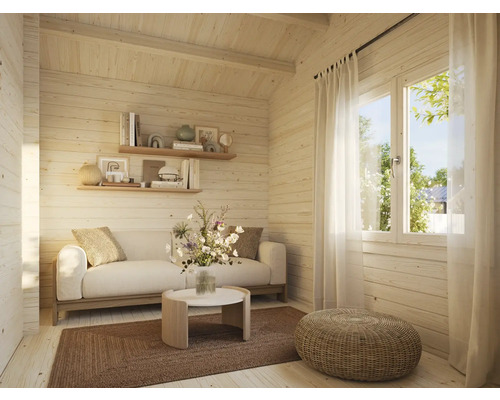 Vue intérieure d'une maison en bois claire avec canapé, table, étagères et fenêtre