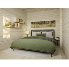 Chambre lumineuse avec lit double, lambris en bois et étagères décoratives