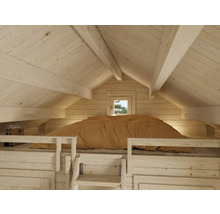 Vue intérieure d'une maison en bois avec lit et fenêtre de toit