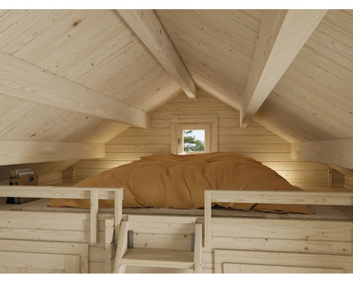 Vue intérieure d'une maison en bois avec lit et fenêtre de toit