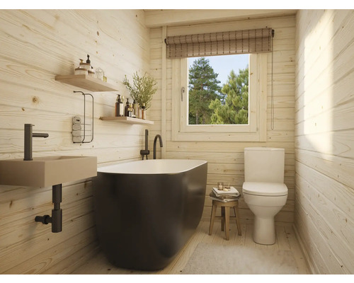 Salle de bain lumineuse avec baignoire, toilettes et lavabo devant un mur en bois