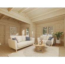 Wohnzimmer in einem Blockhaus mit Holzvertäfelung, Sofas, Couchtisch und Teppich