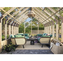 Helles Gewächshaus mit Sitzgruppe, Tisch und Dekoration für den Aussenbereich.