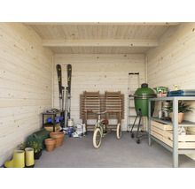 Innenansicht eines Holzhauses mit Gartengeräten, Grill und Skiausrüstung