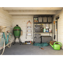 Heller Gartenlaube mit Fahrrad, Grill, Leiter, Regal und Gartengeräten