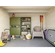 Espace de stockage organisé avec des étagères, une armoire, des outils de jardinage et des articles de loisirs dans un cabanon en bois.