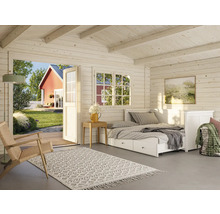 Intérieur d'une maison en bois avec lit et vue sur le jardin