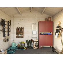 Innenansicht eines Gartenschuppens mit Werkzeugen, Gartengeräten und Aufbewahrungsschränken.