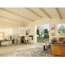 Pavillon de jardin lumineux avec coin peinture et coin salon donnant sur le jardin