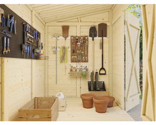 Intérieur d'un abri de jardin avec outils, étagères et pots