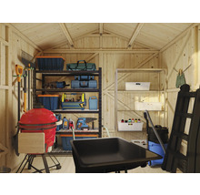 Intérieur d'un abri de jardin en bois avec étagères, outils et matériel de jardinage.