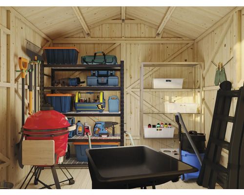 Intérieur d'un abri de jardin en bois avec étagères, outils et matériel de jardinage.