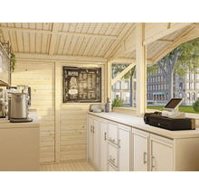 Vue intérieure d'une maison en bois claire avec comptoir, machine à café et menu