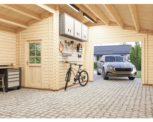 Image intérieure d'un garage avec des murs en bois, un établi, un vélo et une voiture