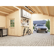 Garage en bois clair avec voiture, vélo et outils