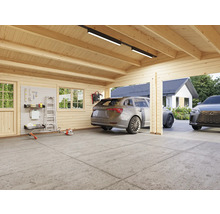 Garage spacieuse en bois avec deux voitures, un mur à outils et un coupe-bordures