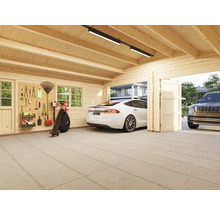 Garage avec murs en bois, outils, souffleur de feuilles et deux voitures