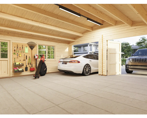 Garage avec murs en bois, outils, souffleur de feuilles et deux voitures