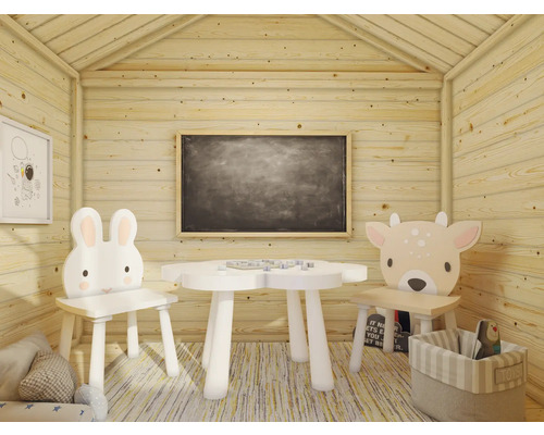 Aménagement intérieur d'une maison de jeu avec mobilier pour enfants, comprenant une table et des chaises avec des motifs d'animaux, un tableau noir et une image