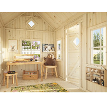 Vue intérieure d'une maisonnette pour enfants de couleur claire avec fenêtres, porte, table, chaise et décoration