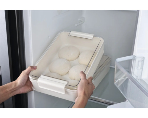 Boîte à pâte avec pâtons dans le réfrigérateur