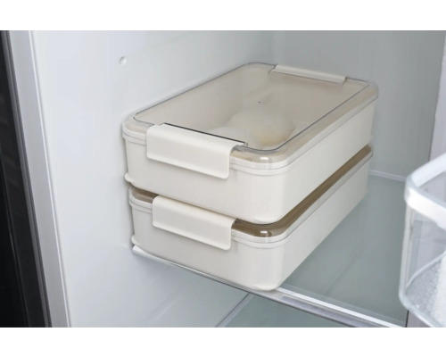 Deux boîtes de conservation rectangulaires avec couvercles transparents dans le réfrigérateur