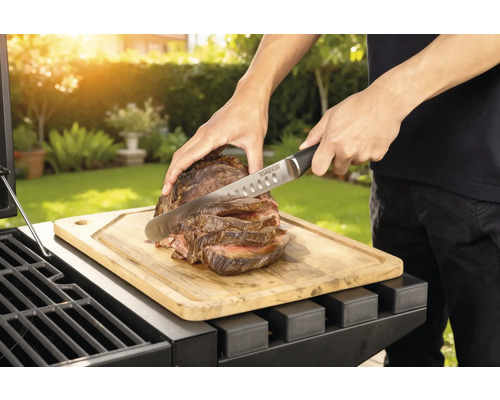 Préparation de viande sur un barbecue avec planche à découper et couteau.
