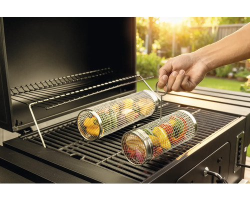 Rouleau à légumes sur un gril avec des aliments grillés