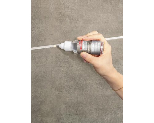 Anwendung des Lugato Fugen Perl Fugenschutz auf Fliesenfugen