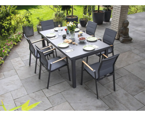 Gedeckter Gartentisch mit sechs Stühlen auf einer Terrasse