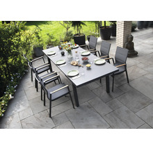 Gartenszene mit Esstisch und Stühlen auf einer Terrasse