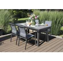 Esstischgruppe mit Tisch und Stühlen auf einer Terrasse im Freien