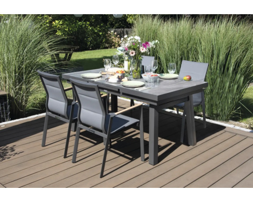 Esstischgruppe mit Tisch und Stühlen auf einer Terrasse im Freien