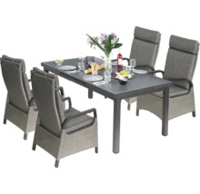 Salle à manger avec quatre chaises en rotin et table grise décorée de nourriture et de boissons.