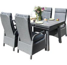 Table de jardin avec quatre chaises en rotin avec coussins et décoration de table