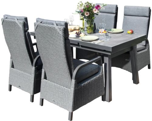 Table de jardin avec quatre chaises en rotin avec coussins et décoration de table