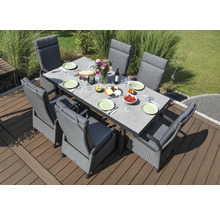 Table de jardin dressée avec six chaises sur une terrasse