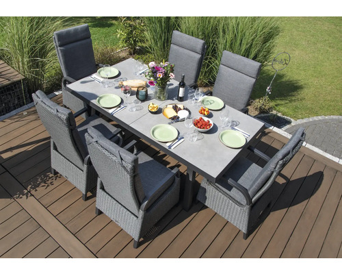 Table de jardin dressée avec six chaises sur une terrasse
