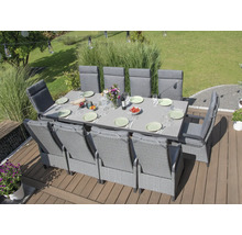 Scène de jardin avec grande table à manger et plusieurs chaises sur une terrasse