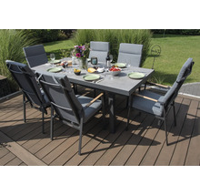 Gedeckter Gartentisch mit sechs Stühlen auf einer Holzterrasse