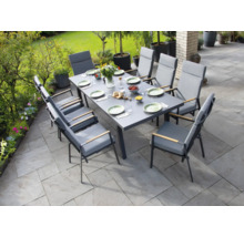 Esstischgruppe mit acht Stühlen auf einer Terrasse mit Gartendekoration