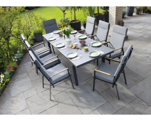 Esstischgruppe mit acht Stühlen auf einer Terrasse mit Gartendekoration