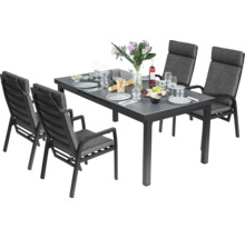 Gartengarnitur mit Esstisch und vier Stühlen aufgedeckt mit Geschirr, Gläsern und Speisen