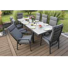 Gartenszene mit Esstisch und acht Stühlen auf einer Terrasse