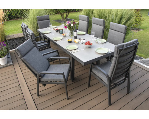 Gartenszene mit Esstisch und acht Stühlen auf einer Terrasse