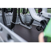 Fahrrad-Transportständer aus Metall auf der Ladefläche eines Anhängers zur Sicherung von Fahrrädern.