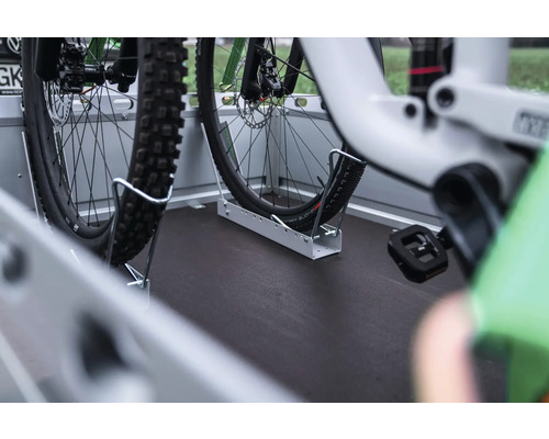 Fahrrad-Transportständer aus Metall auf der Ladefläche eines Anhängers zur Sicherung von Fahrrädern.