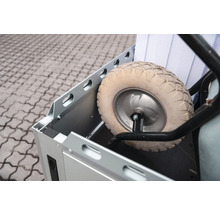 Schubkarrenrad in einem silbernen Anhänger mit seitlichen Aussparungen.